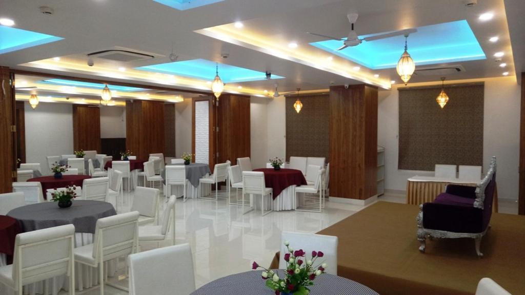 Alankrita Suites & Party Halls Мирут Екстериор снимка
