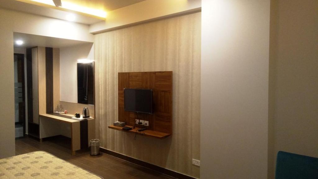 Alankrita Suites & Party Halls Мирут Екстериор снимка