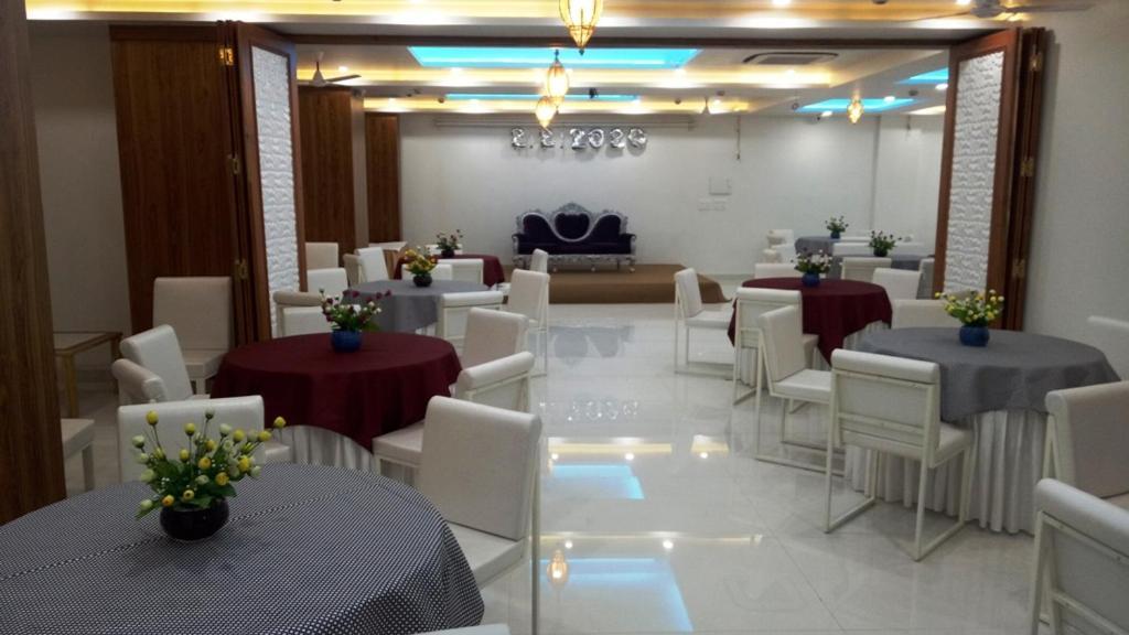 Alankrita Suites & Party Halls Мирут Екстериор снимка