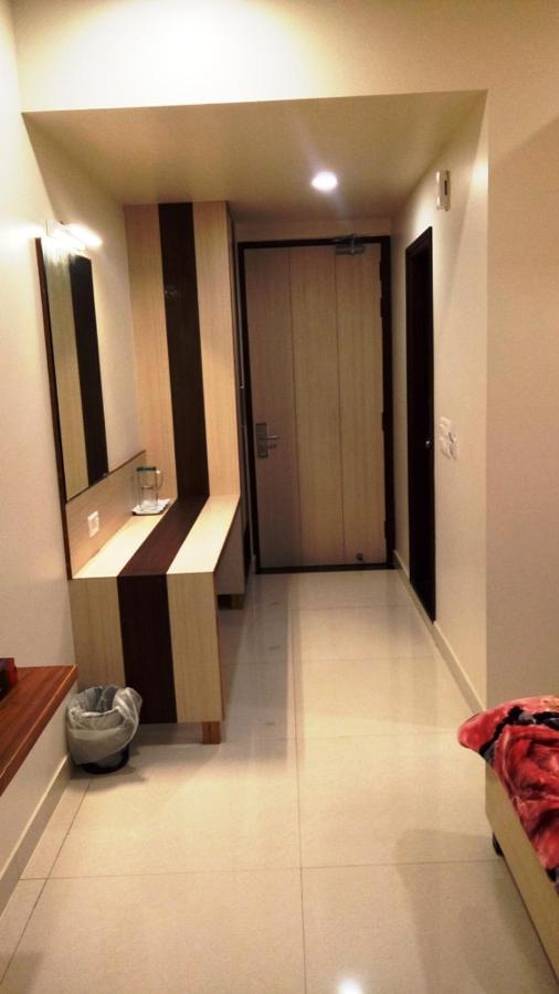 Alankrita Suites & Party Halls Мирут Екстериор снимка