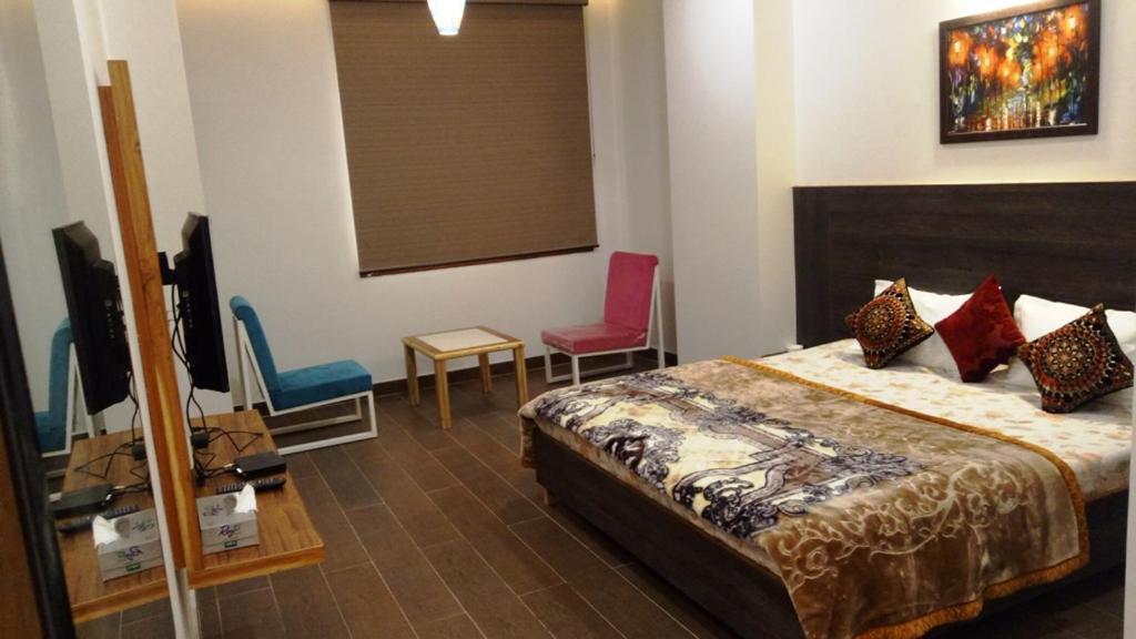 Alankrita Suites & Party Halls Мирут Екстериор снимка