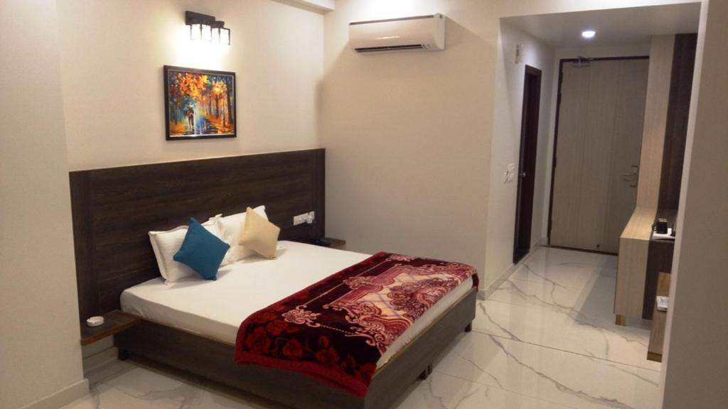 Alankrita Suites & Party Halls Мирут Екстериор снимка