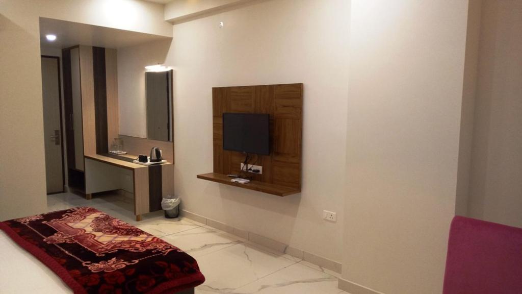 Alankrita Suites & Party Halls Мирут Екстериор снимка
